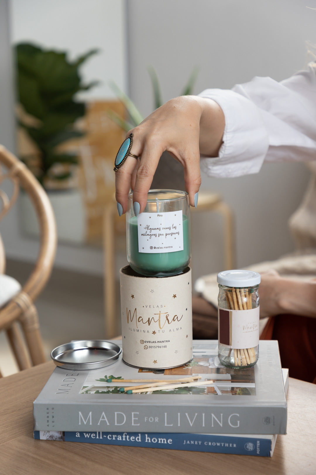 Velas aromáticas de cera color verde en esencia pino, con mensaje