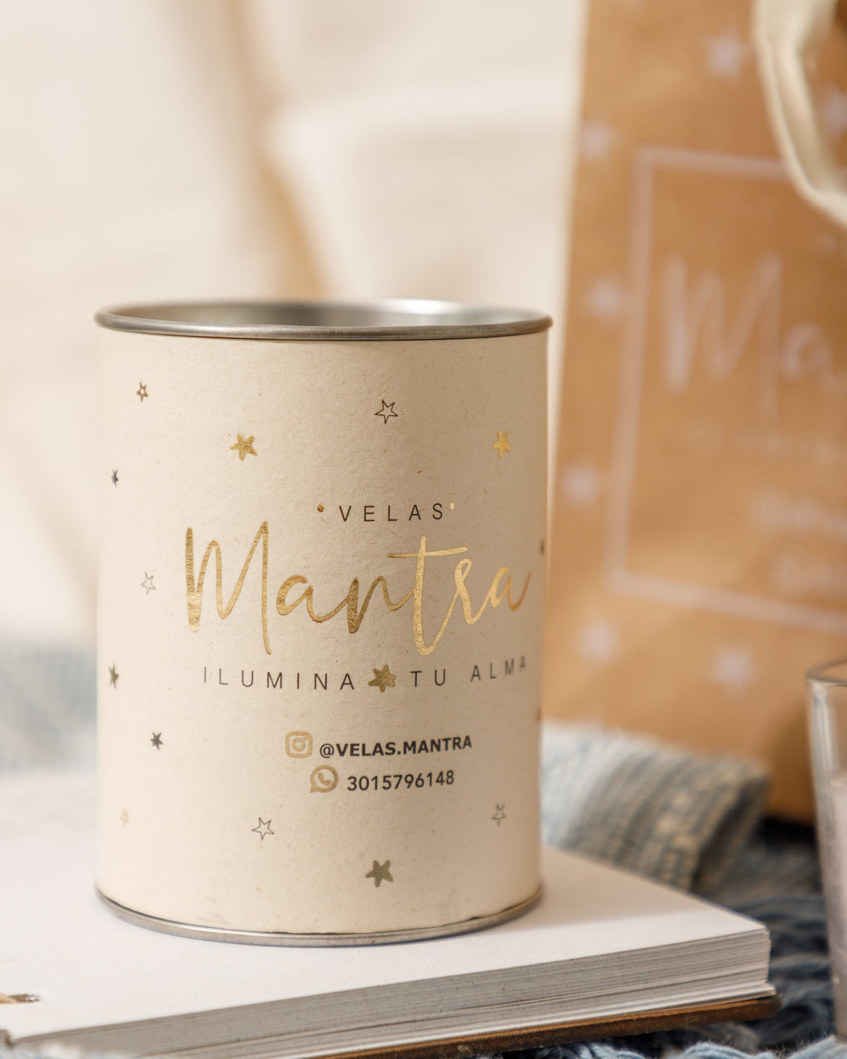 Velas aromáticas de cera color peach en esencia melocotón, con mensajes