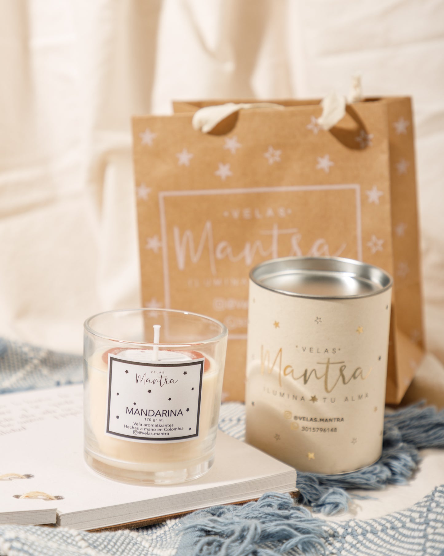 Velas aromáticas de cera color aguamarina en esencia Lavanda Vanilla, con mensajes