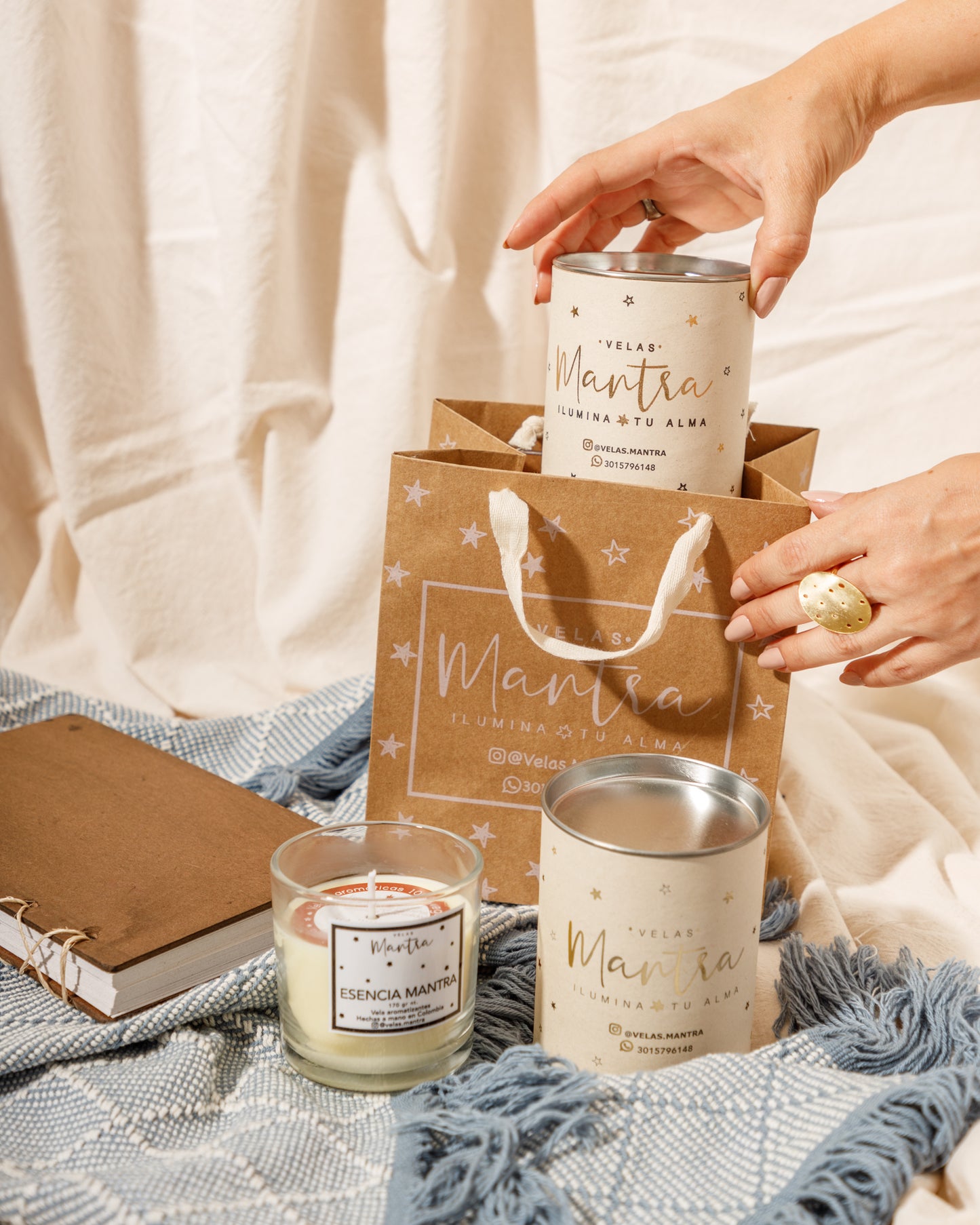 Velas aromáticas de cera color peach en esencia melocotón, con mensajes