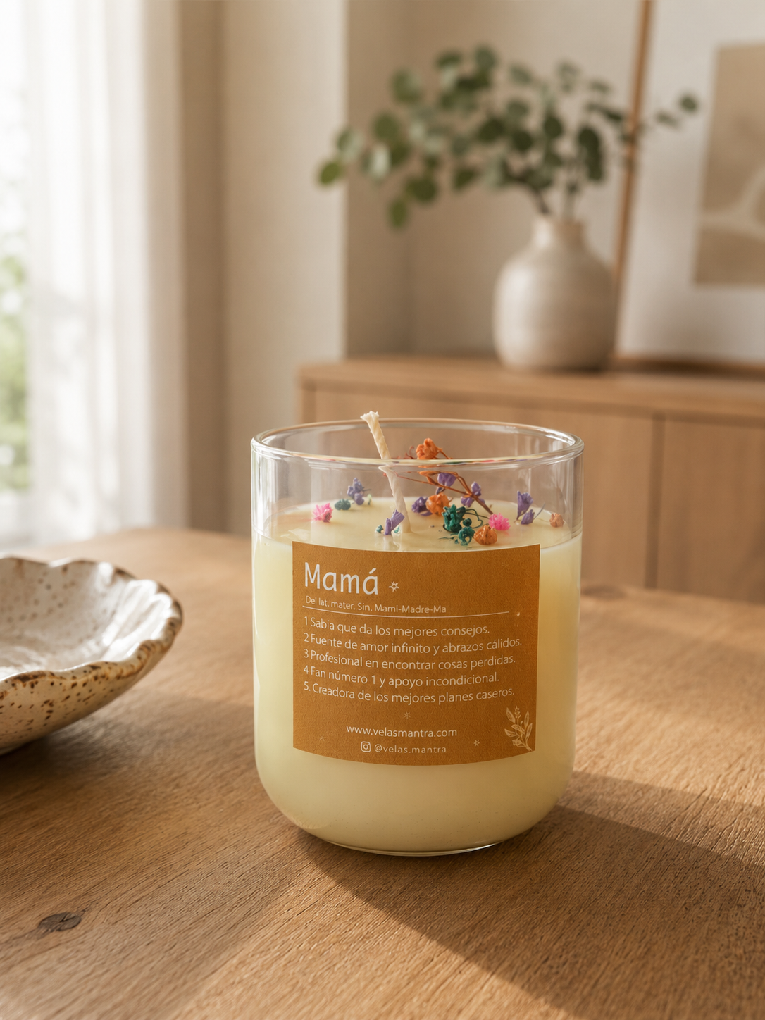 Velas aromáticas de cera color amarilla en esencia mantra y mensaje mamá