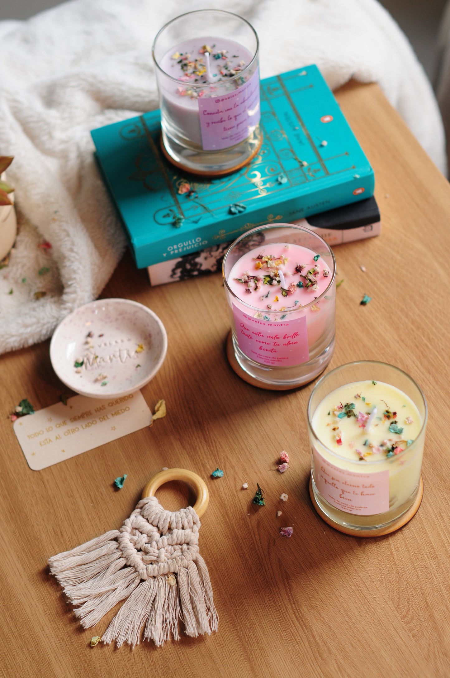 Velas Aromáticas Florales en esencia Uva - Color Lila