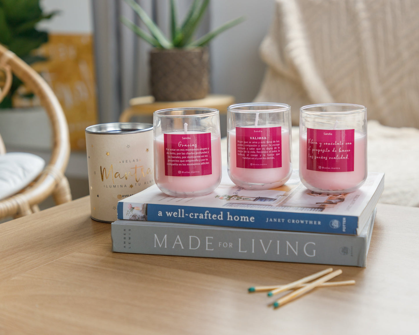 Velas aromáticas de cera color rosa en esencia sandía, con mensajes