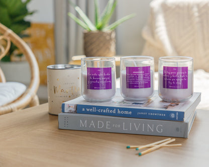 Velas aromáticas de cera color lila en esencia uva, con mensajes
