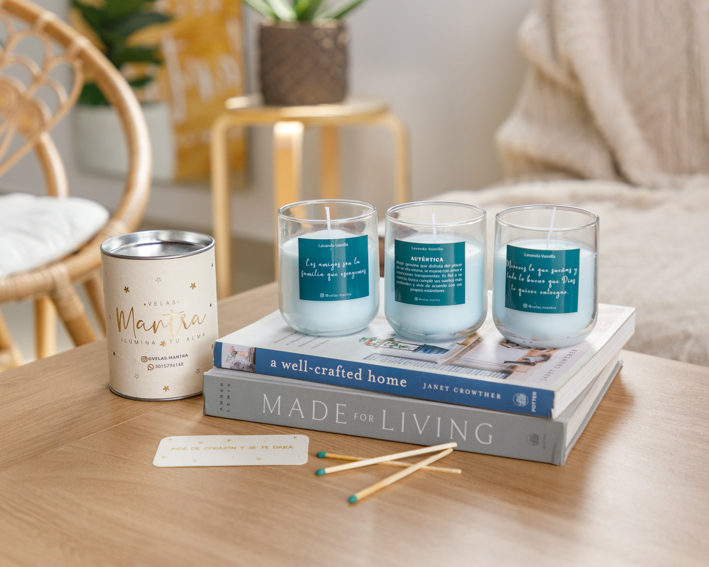 Velas aromáticas de cera color aguamarina en esencia Lavanda Vanilla, con mensajes