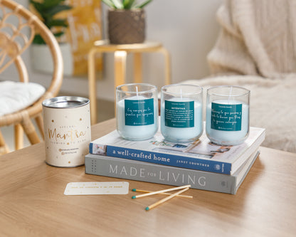 Velas aromáticas de cera color aguamarina en esencia Lavanda Vanilla, con mensajes