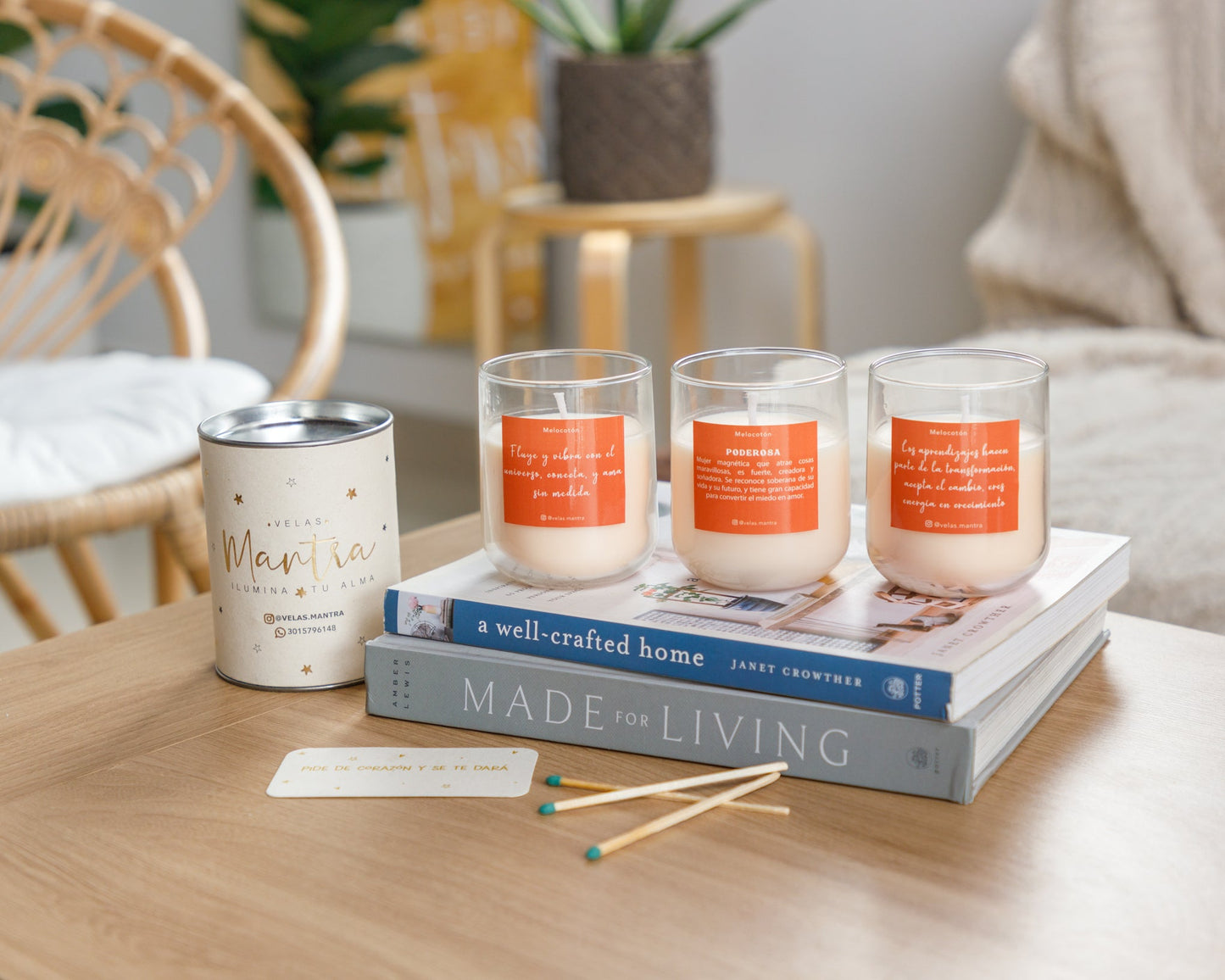 Velas aromáticas de cera color peach en esencia melocotón, con mensajes