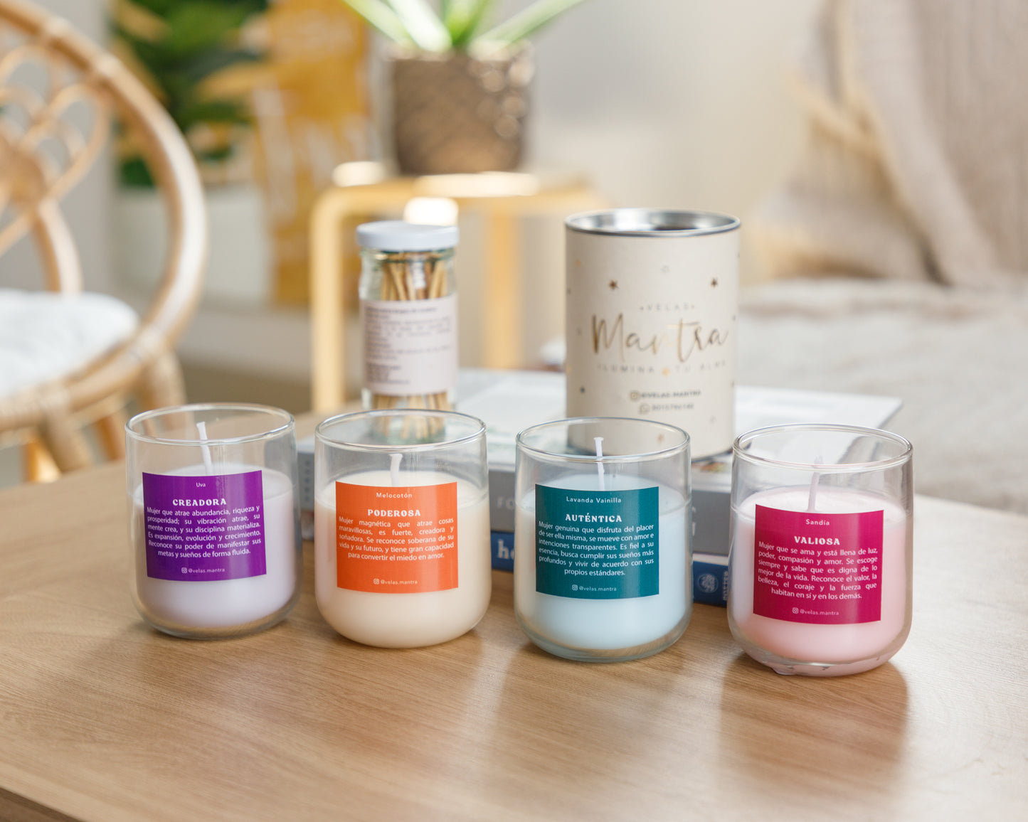 Velas aromáticas de cera color aguamarina en esencia Lavanda Vanilla, con mensajes