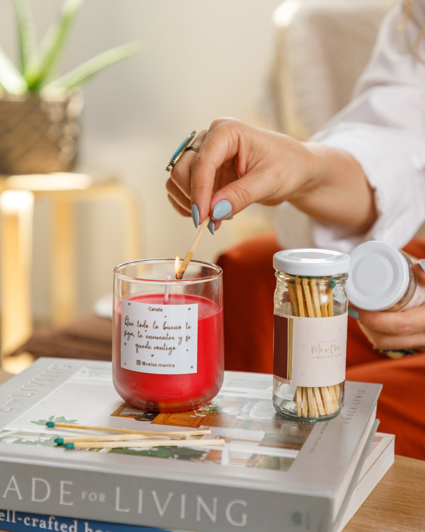 Velas aromáticas de cera color rojo en esencia canela, con mensaje