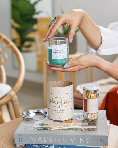 Velas aromáticas de cera color verde en esencia pino, con mensaje